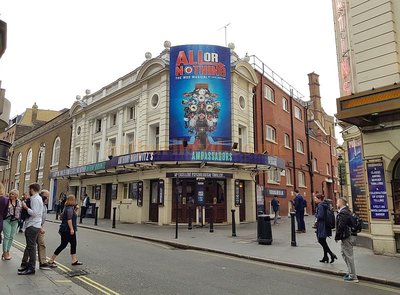 앰배서더 극장 (Ambassadors Theatre)